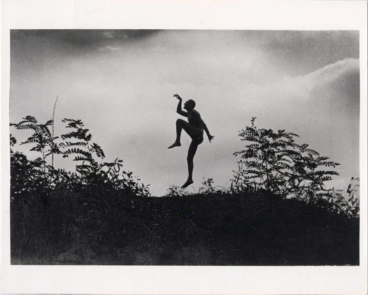 szabadban táncoló férfi (jenő öcsém), andré kertész